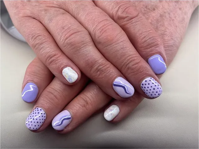 Lilac swirl-and-dot nail art by Luxxe Beauty